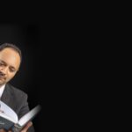 بابک خونساری، وکیل پایه یک دادگستری، در حال مطالعه متن قوانین